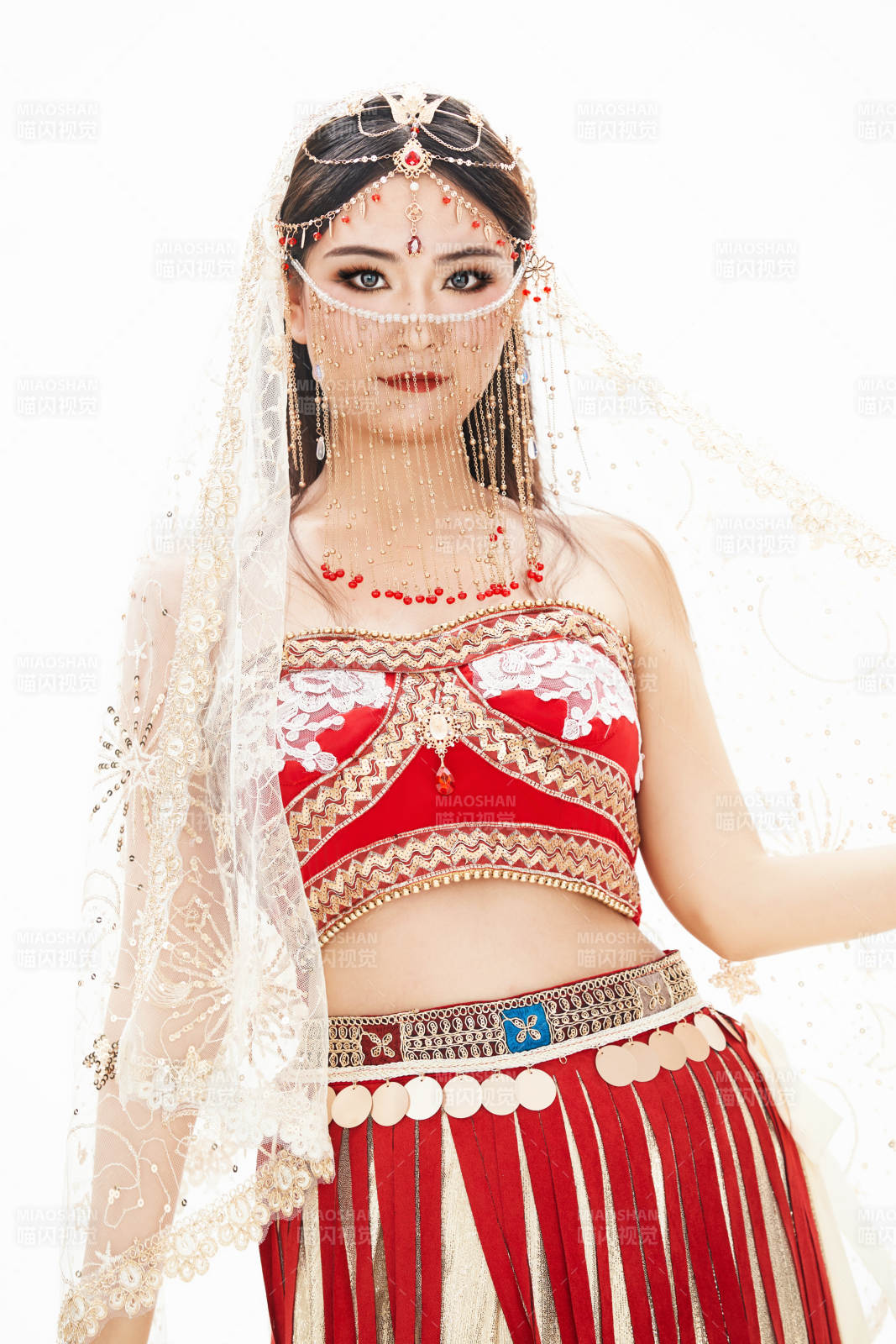 穿著印度傳統風格服飾的肚皮舞演員