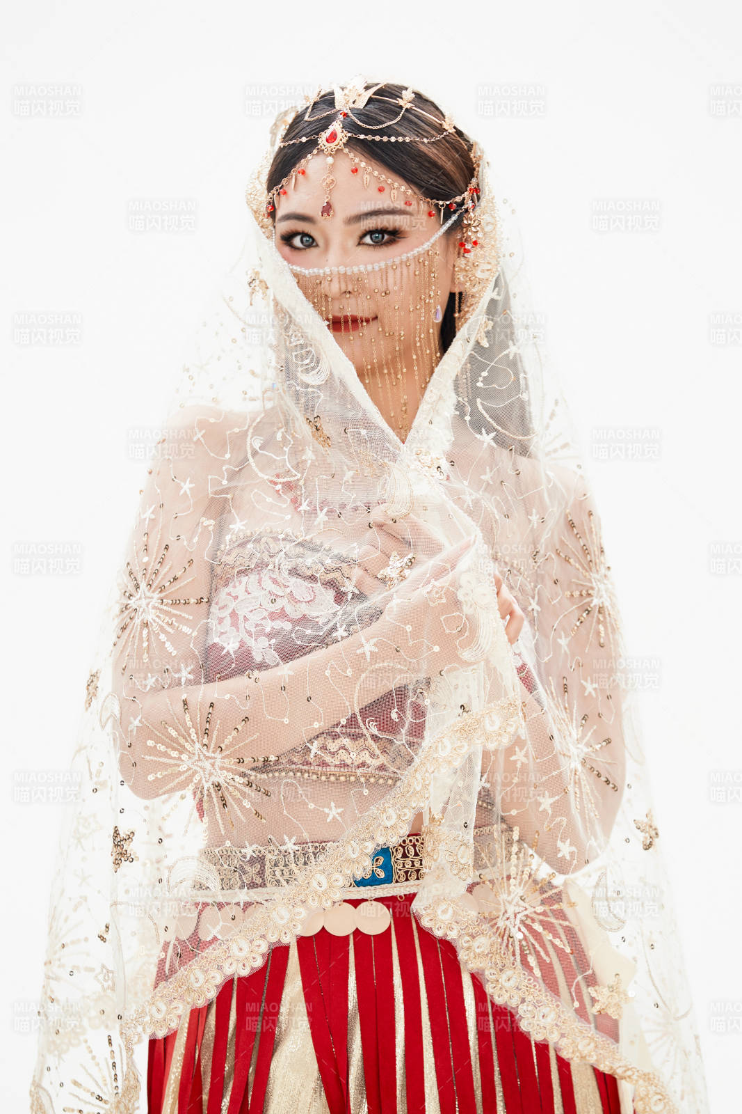 穿著印度傳統風格服飾的肚皮舞演員