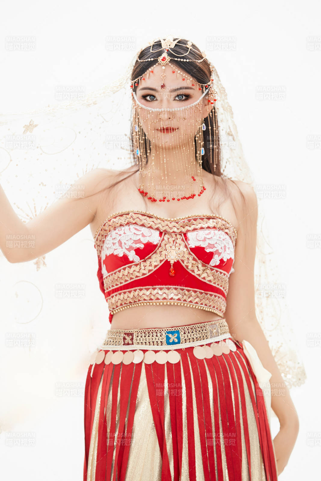 穿著印度傳統(tǒng)風(fēng)格服飾的肚皮舞演員