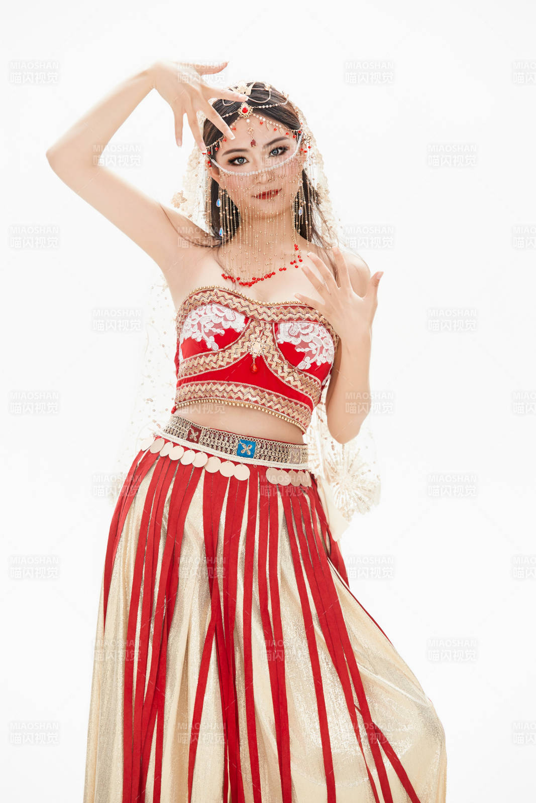 穿著印度傳統風格服飾的肚皮舞演員