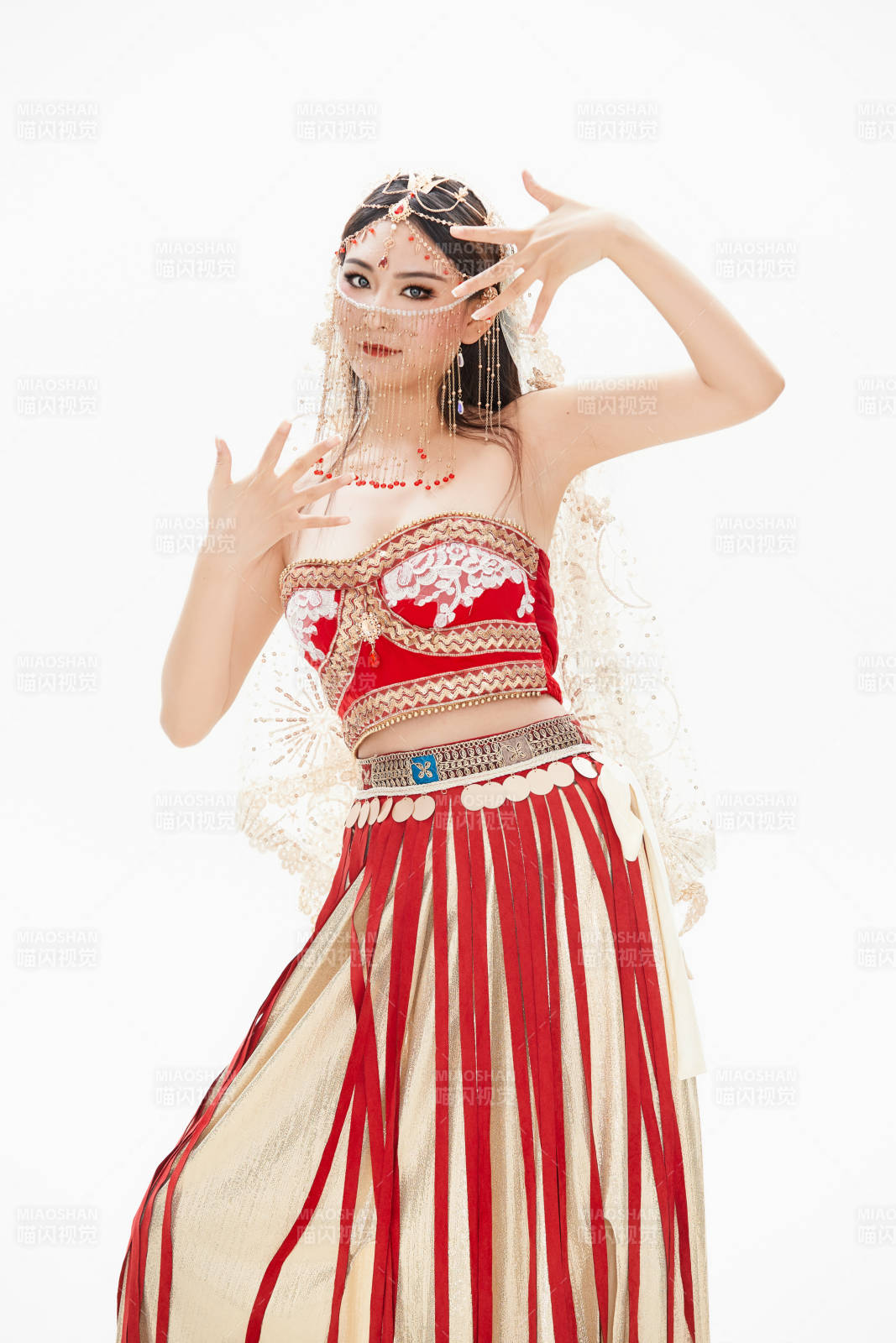 穿著印度傳統風格服飾的肚皮舞演員