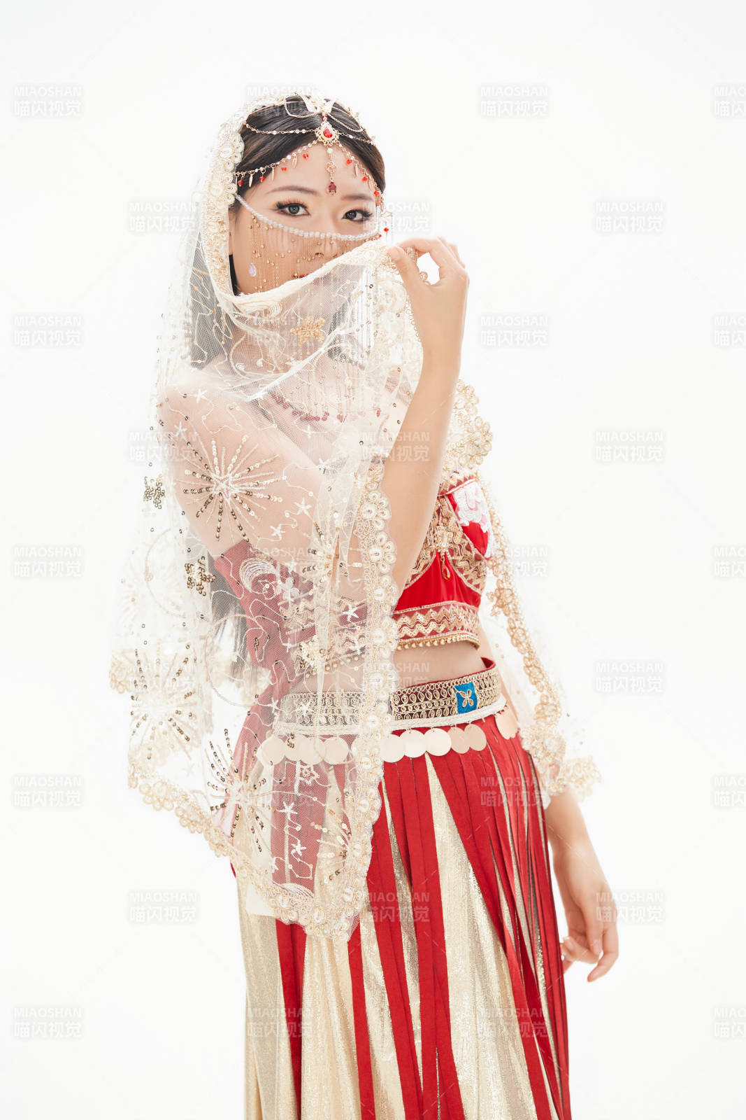 穿著印度傳統(tǒng)風格服飾的肚皮舞演員