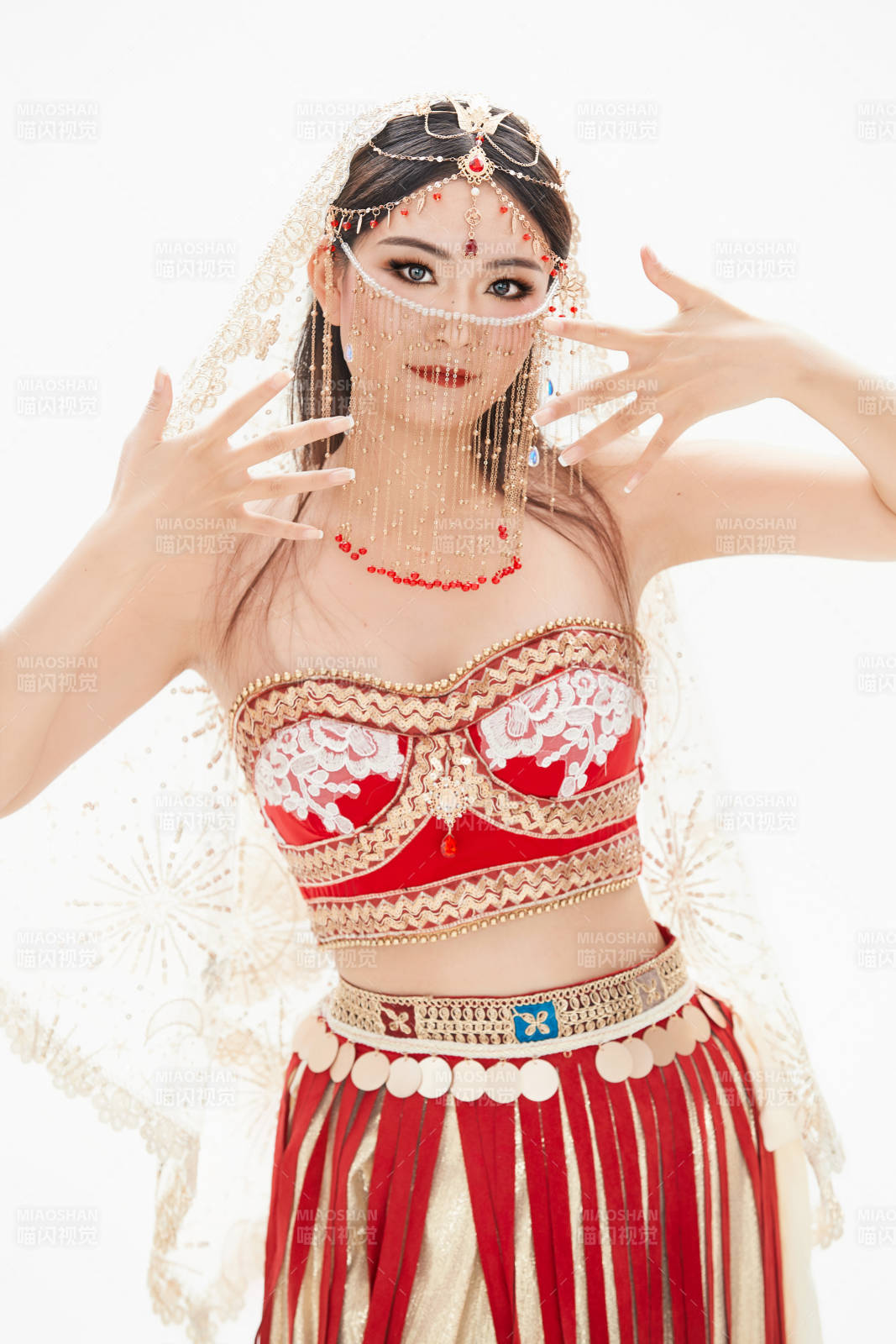 穿著印度傳統風格服飾的肚皮舞演員