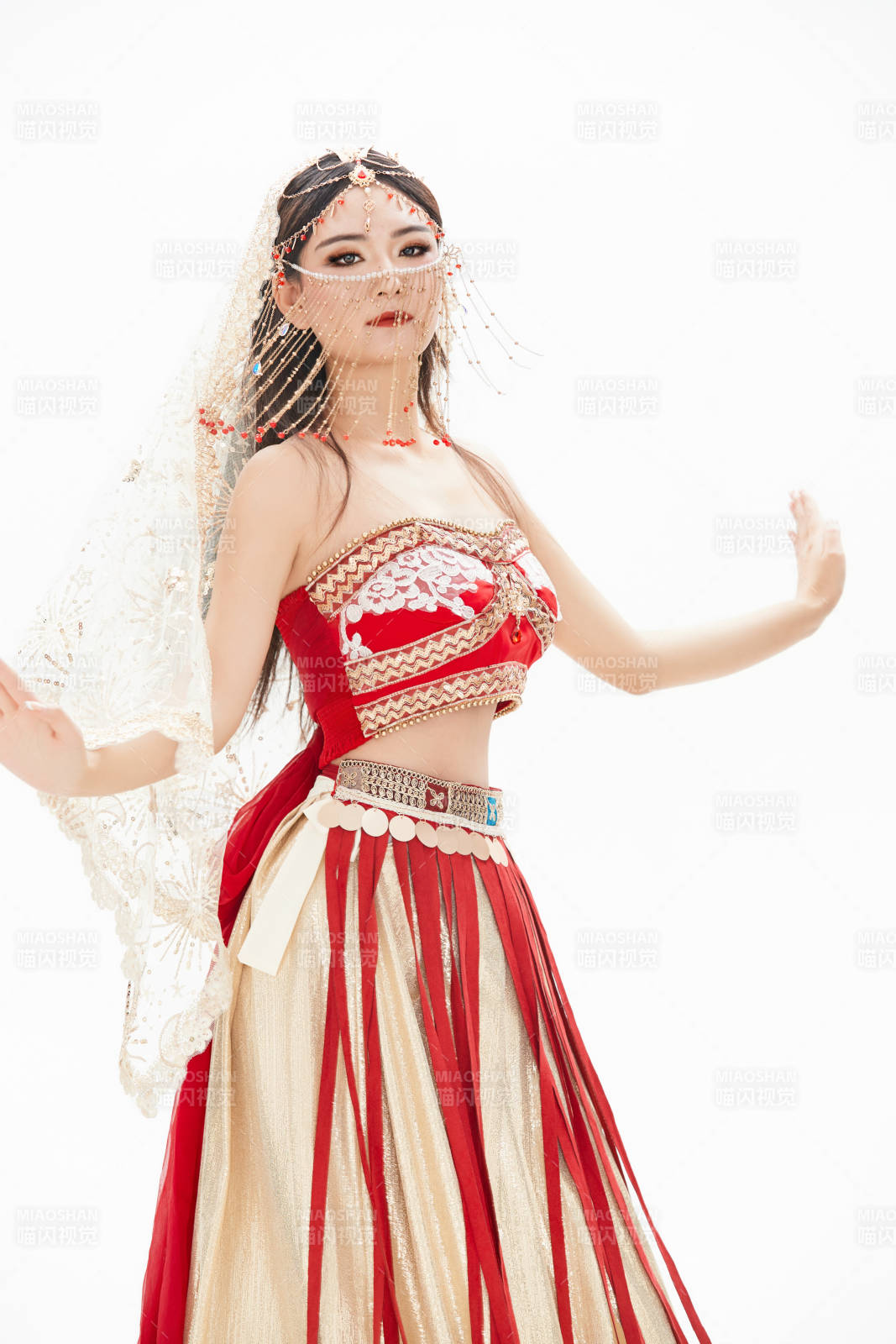 穿著印度傳統風格服飾的肚皮舞演員