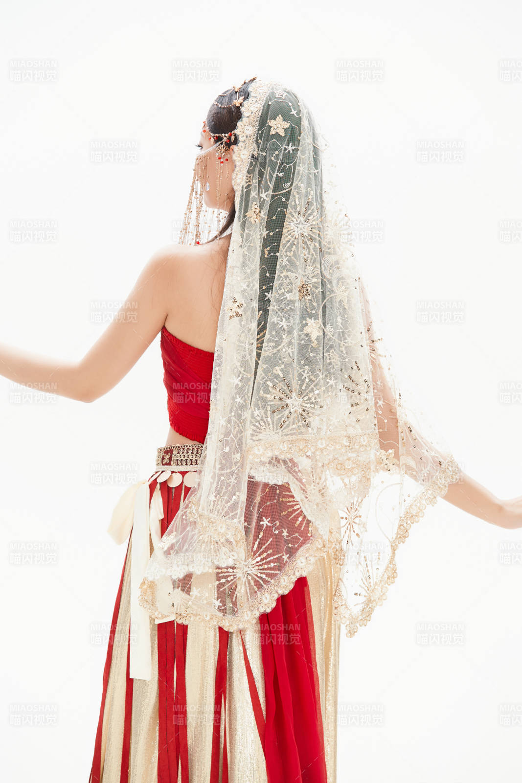 穿著印度傳統風格服飾的肚皮舞演員