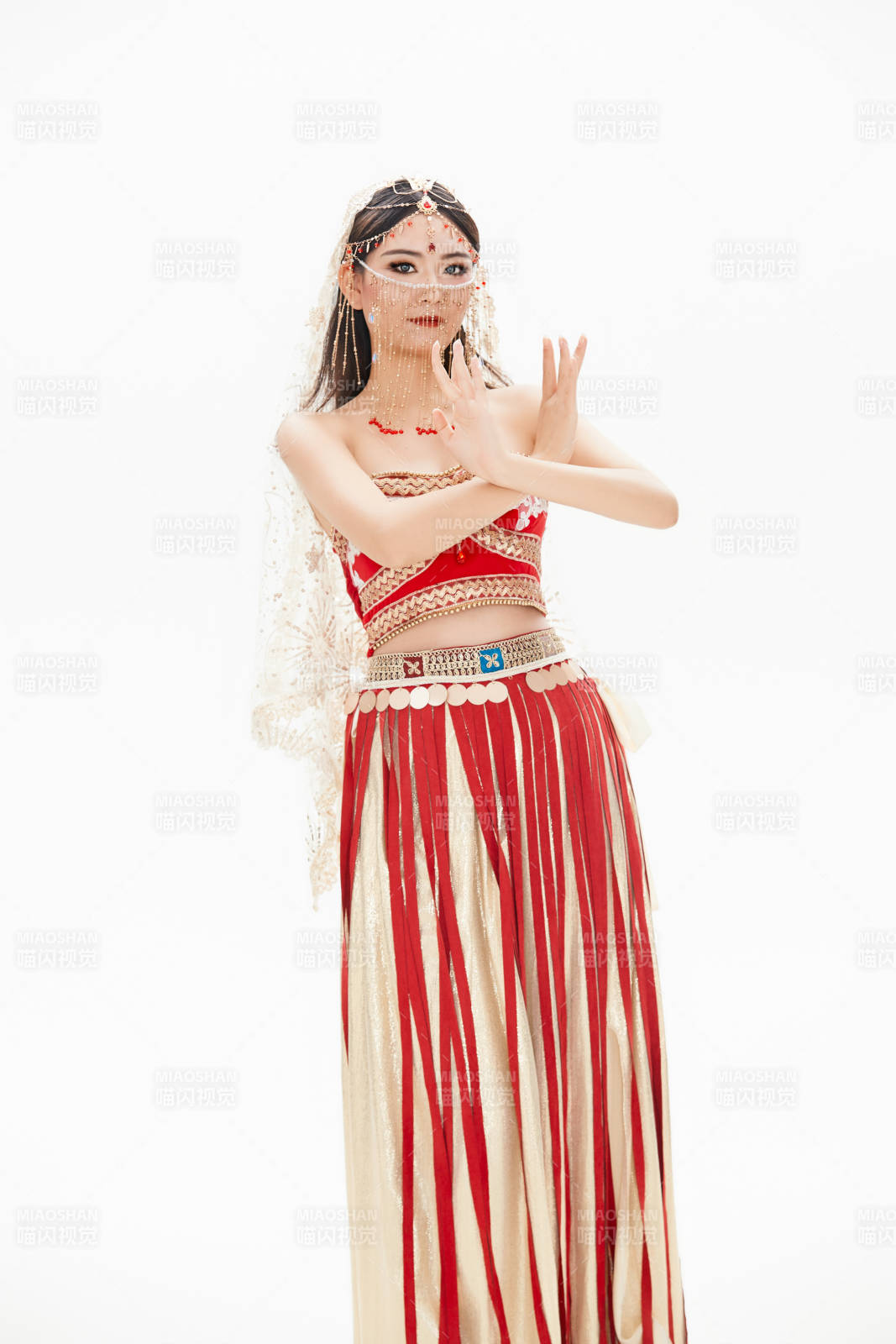 穿著印度傳統(tǒng)風(fēng)格服飾的肚皮舞演員