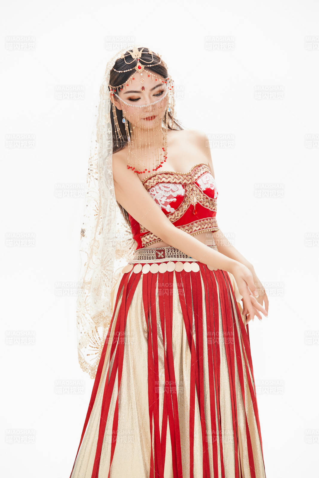 穿著印度傳統風格服飾的肚皮舞演員