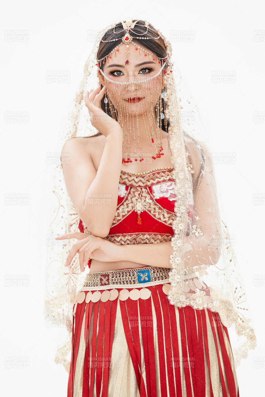 穿著印度傳統(tǒng)風(fēng)格服飾的肚皮舞演員