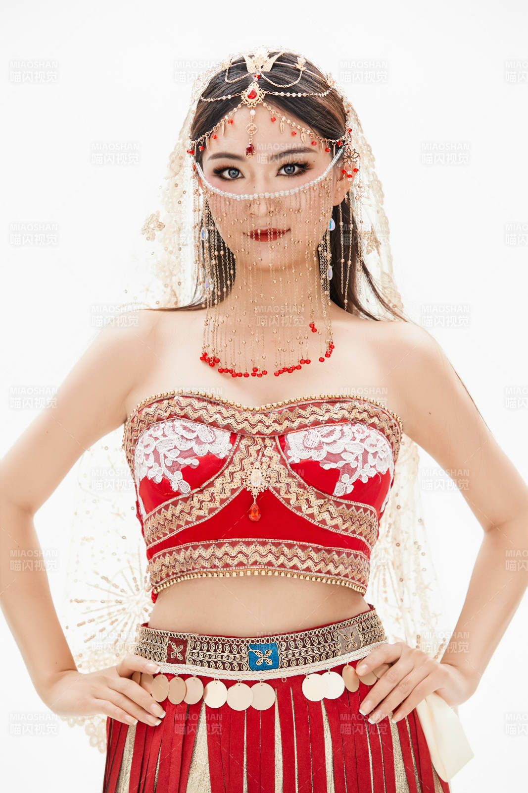 穿著印度傳統風格服飾的肚皮舞演員