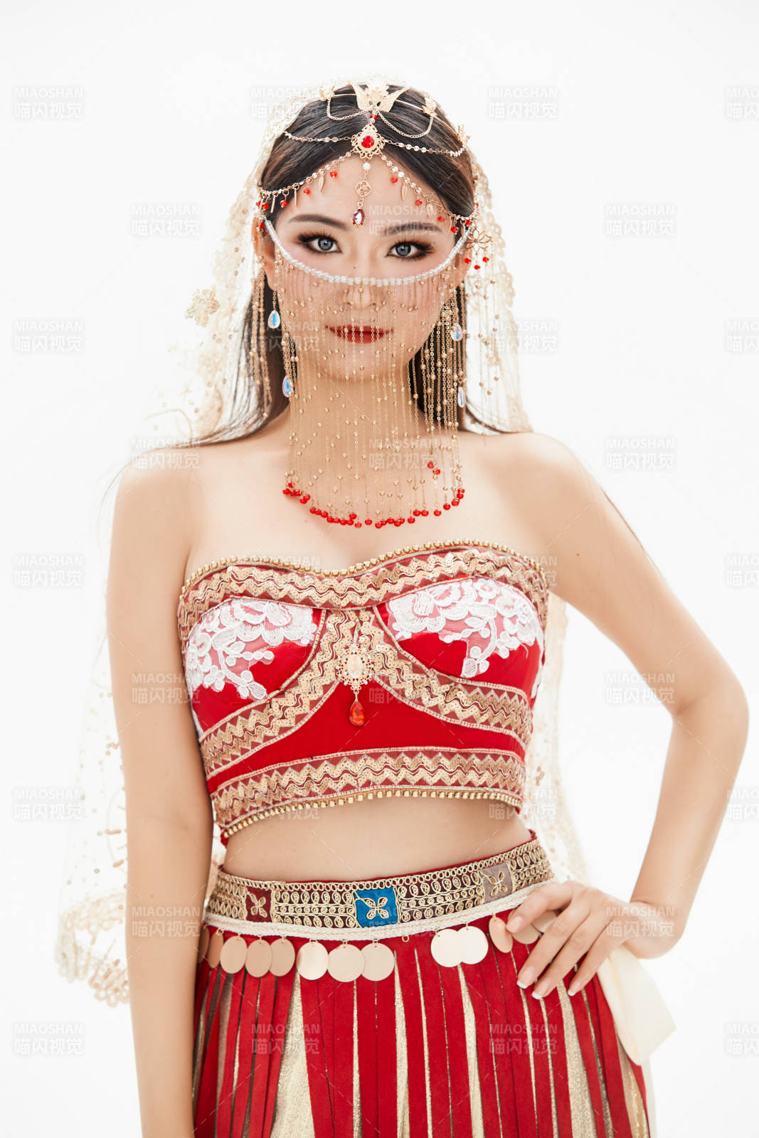 穿著印度傳統(tǒng)風格服飾的肚皮舞演員