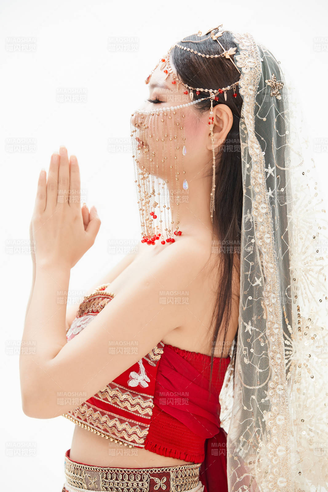 穿著印度傳統(tǒng)風格服飾的肚皮舞演員