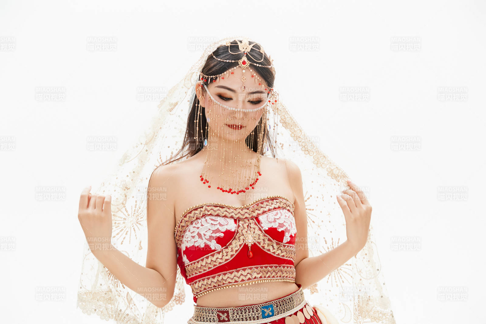 穿著印度傳統風格服飾的肚皮舞演員