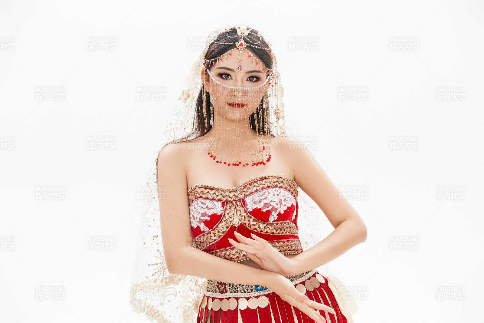 穿著印度傳統風格服飾的肚皮舞演員