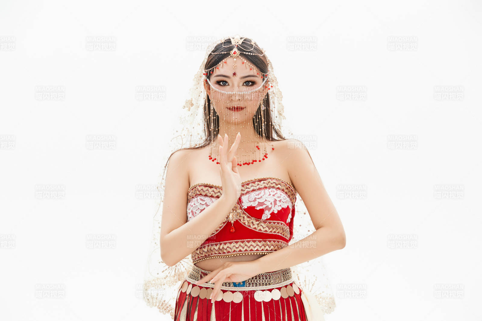 穿著印度傳統風格服飾的肚皮舞演員