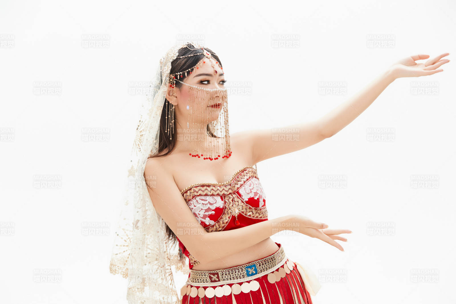 穿著印度傳統風格服飾的肚皮舞演員