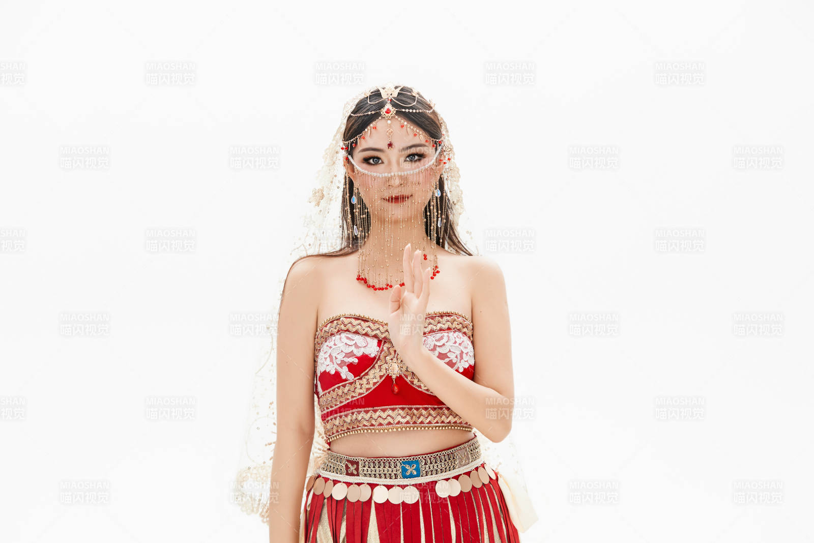 穿著印度傳統風格服飾的肚皮舞演員