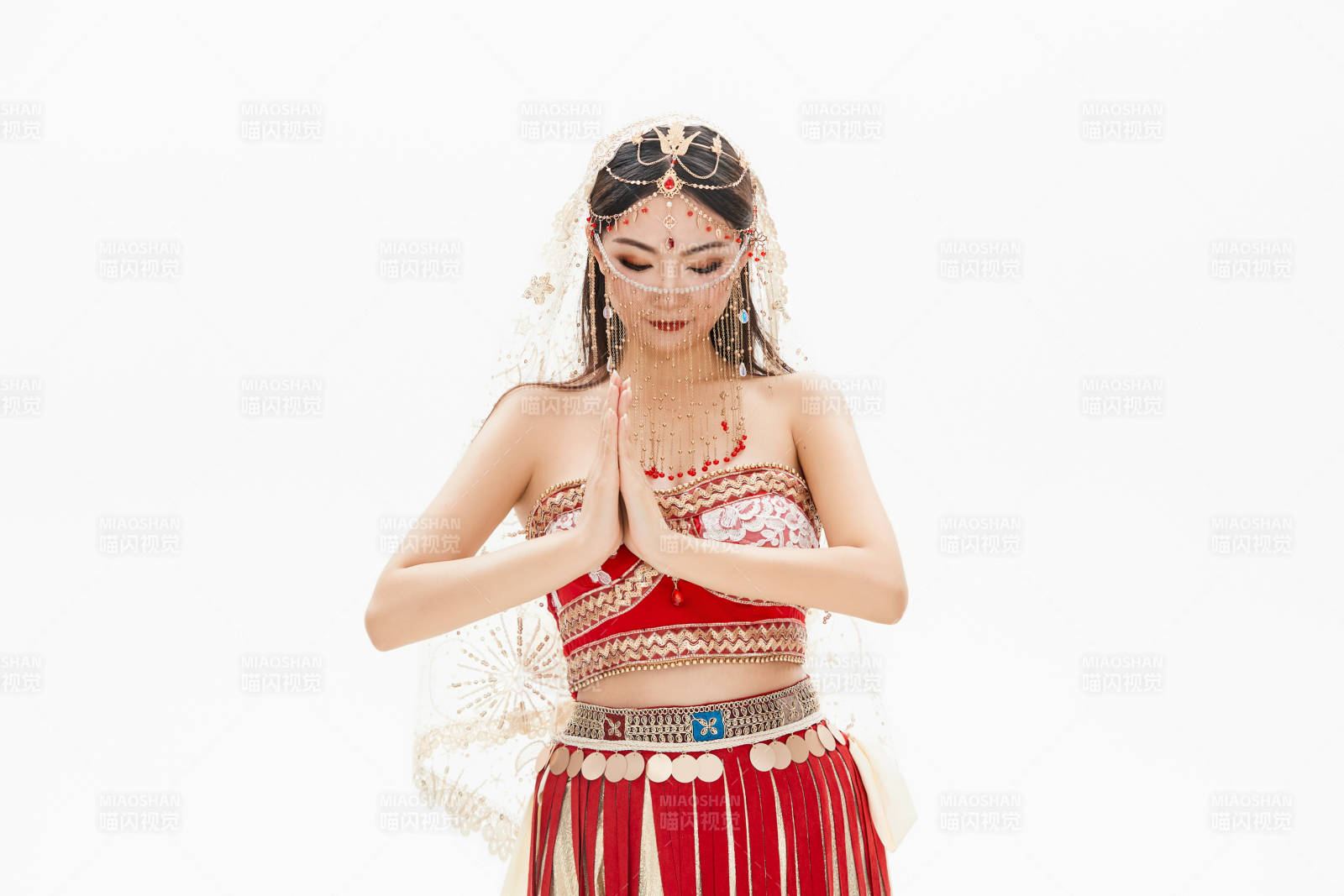 穿著印度傳統風格服飾的肚皮舞演員