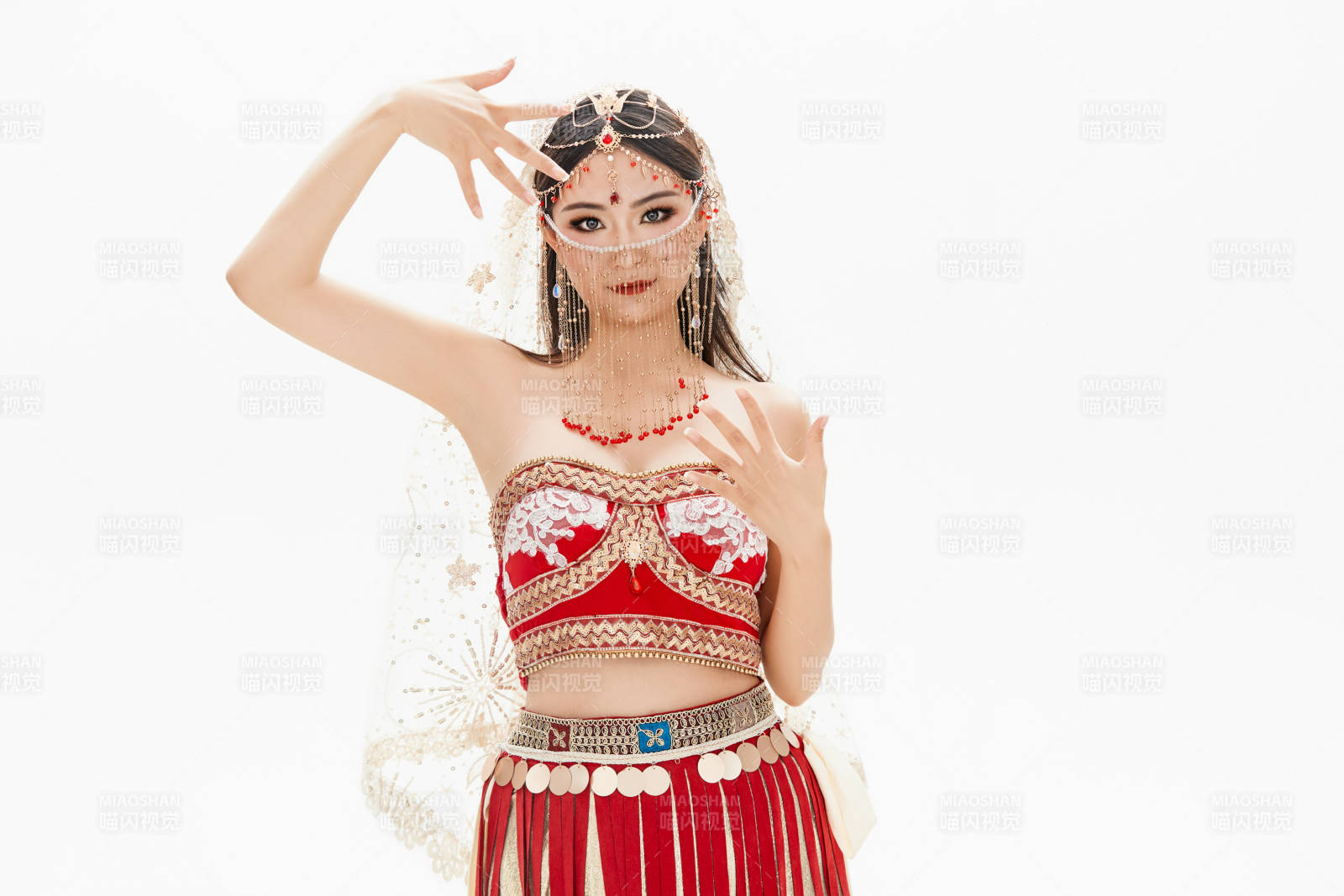 穿著印度傳統風格服飾的肚皮舞演員