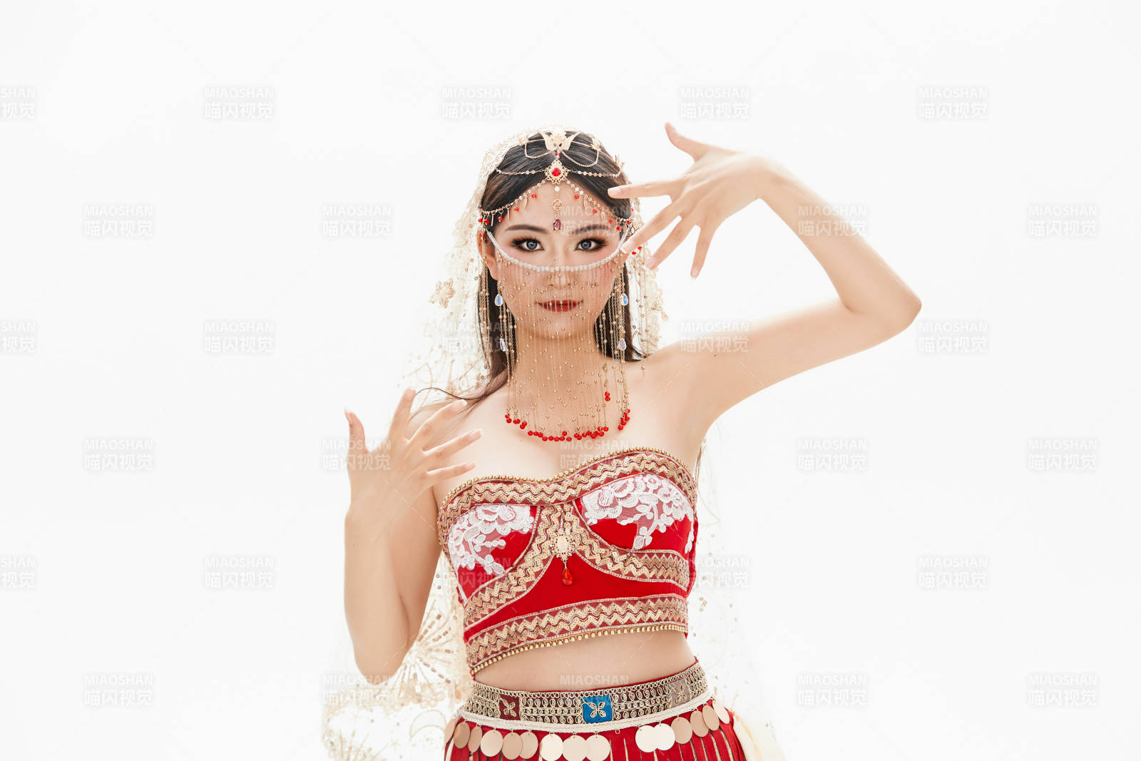 穿著印度傳統(tǒng)風(fēng)格服飾的肚皮舞演員