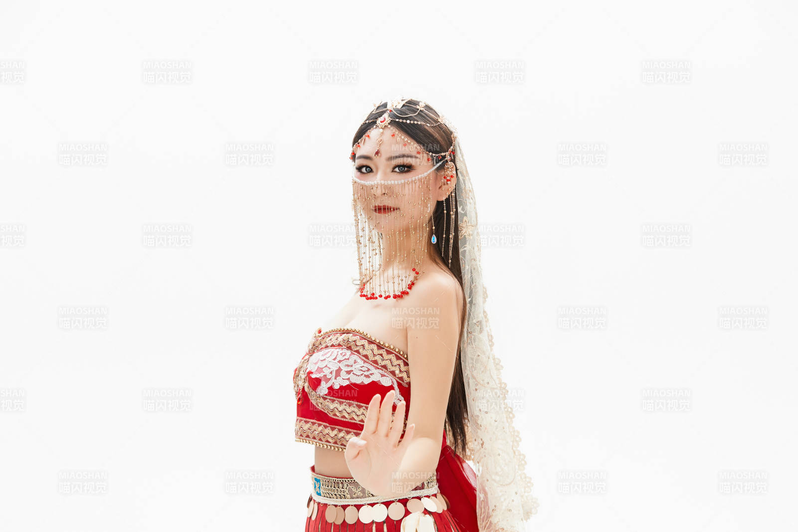 穿著印度傳統風格服飾的肚皮舞演員