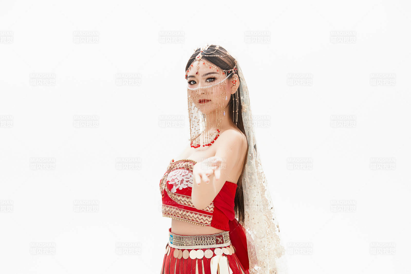 穿著印度傳統(tǒng)風(fēng)格服飾的肚皮舞演員