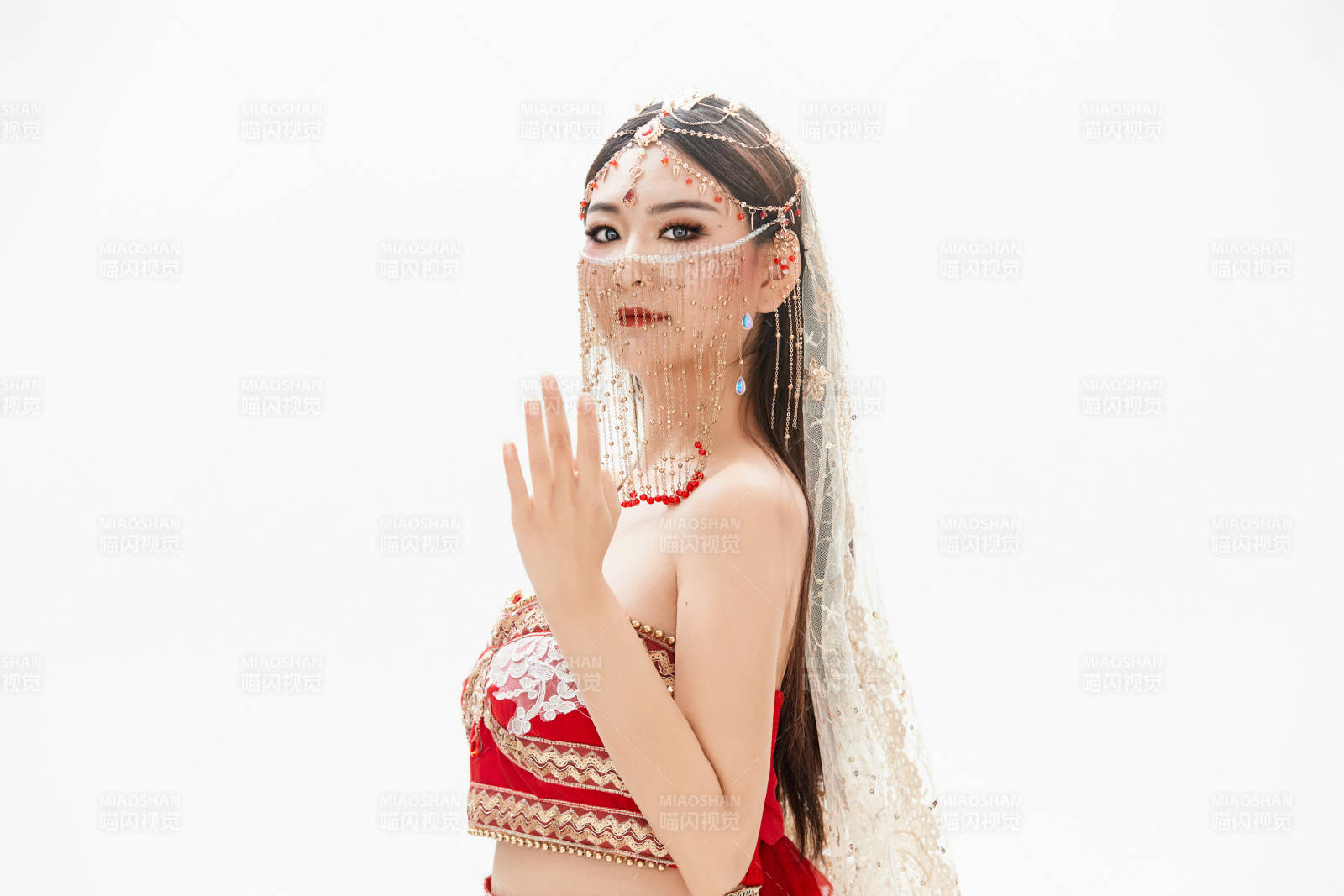 穿著印度傳統(tǒng)風(fēng)格服飾的肚皮舞演員