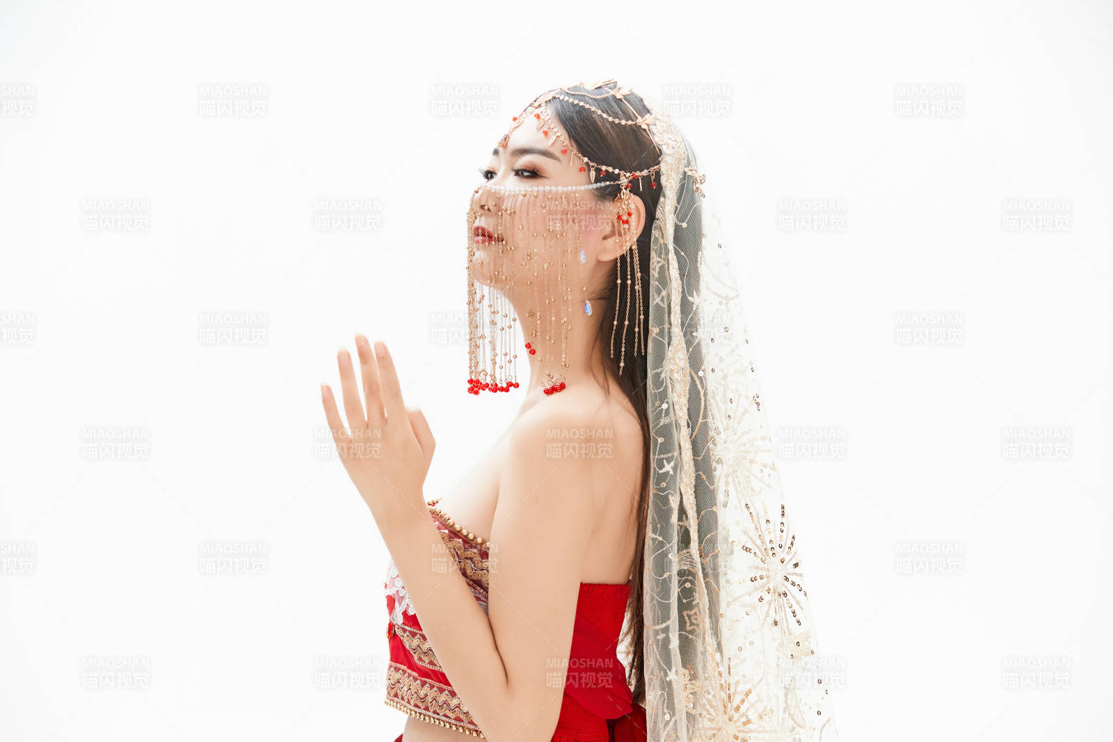 穿著印度傳統風格服飾的肚皮舞演員