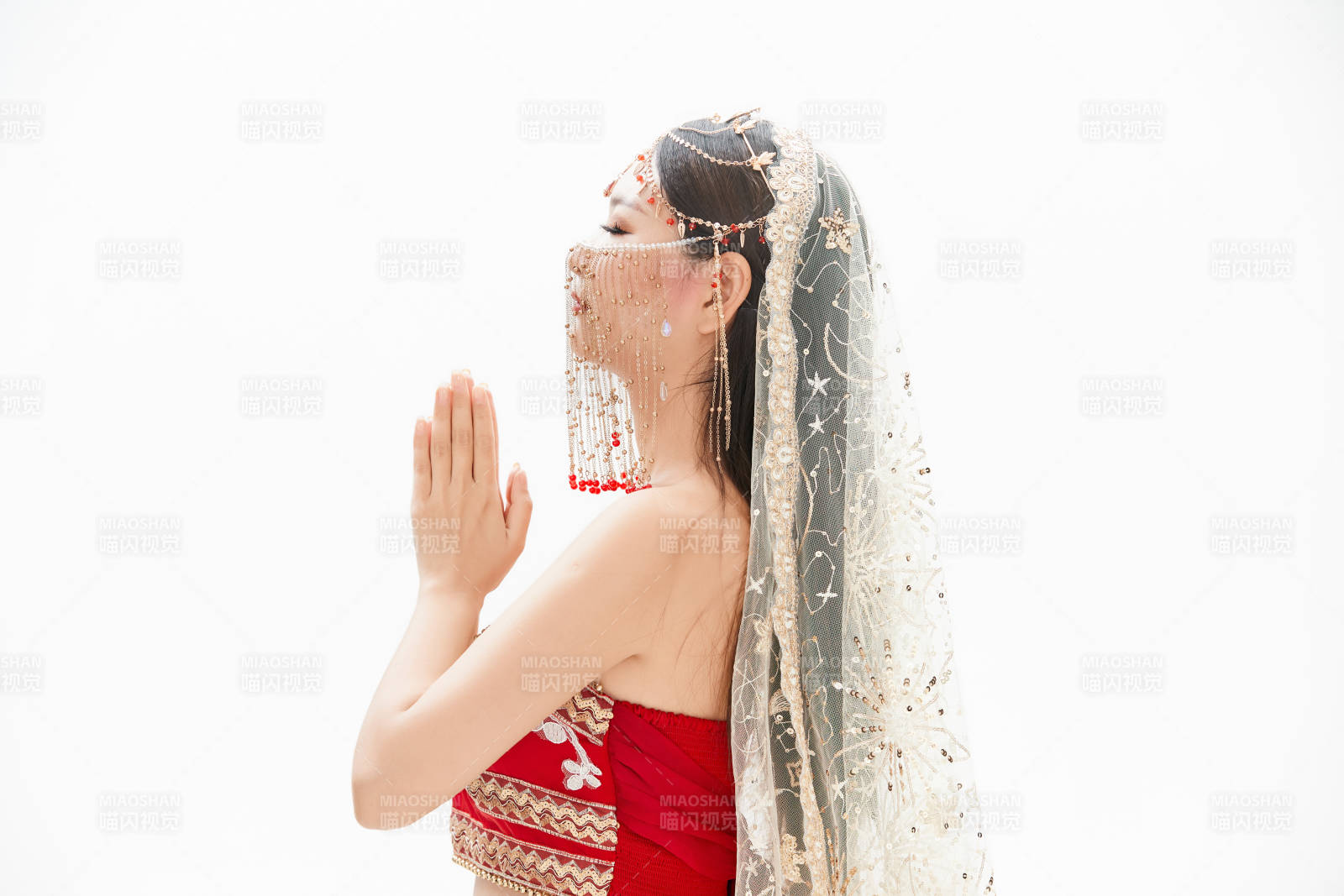 穿著印度傳統風格服飾的肚皮舞演員