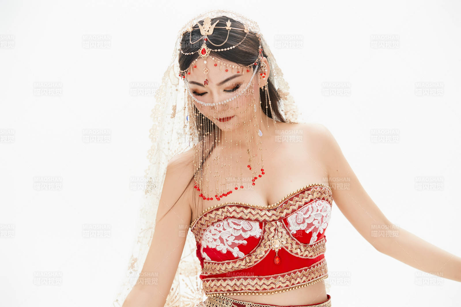 穿著印度傳統風格服飾的肚皮舞演員