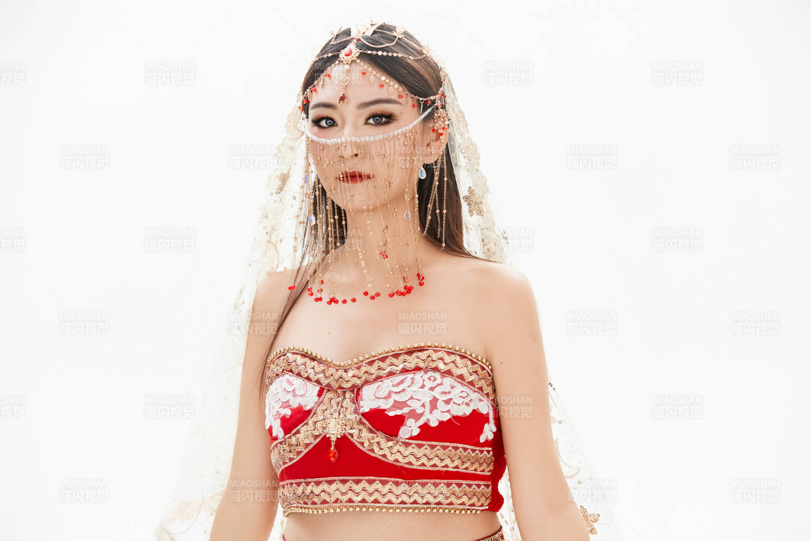 穿著印度傳統(tǒng)風(fēng)格服飾的肚皮舞演員