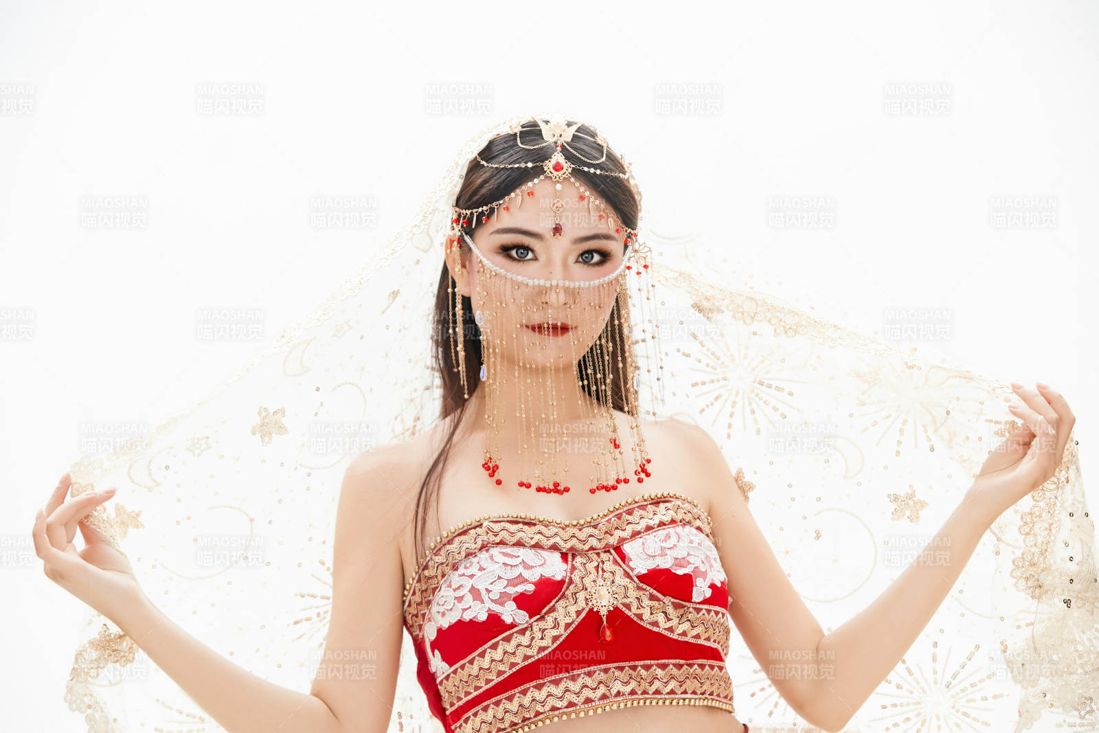 穿著印度傳統風格服飾的肚皮舞演員