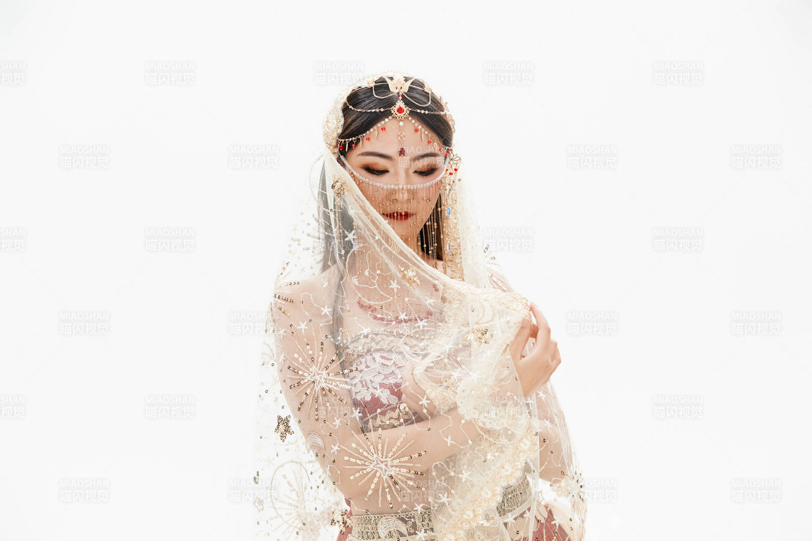 穿著印度傳統風格服飾的肚皮舞演員