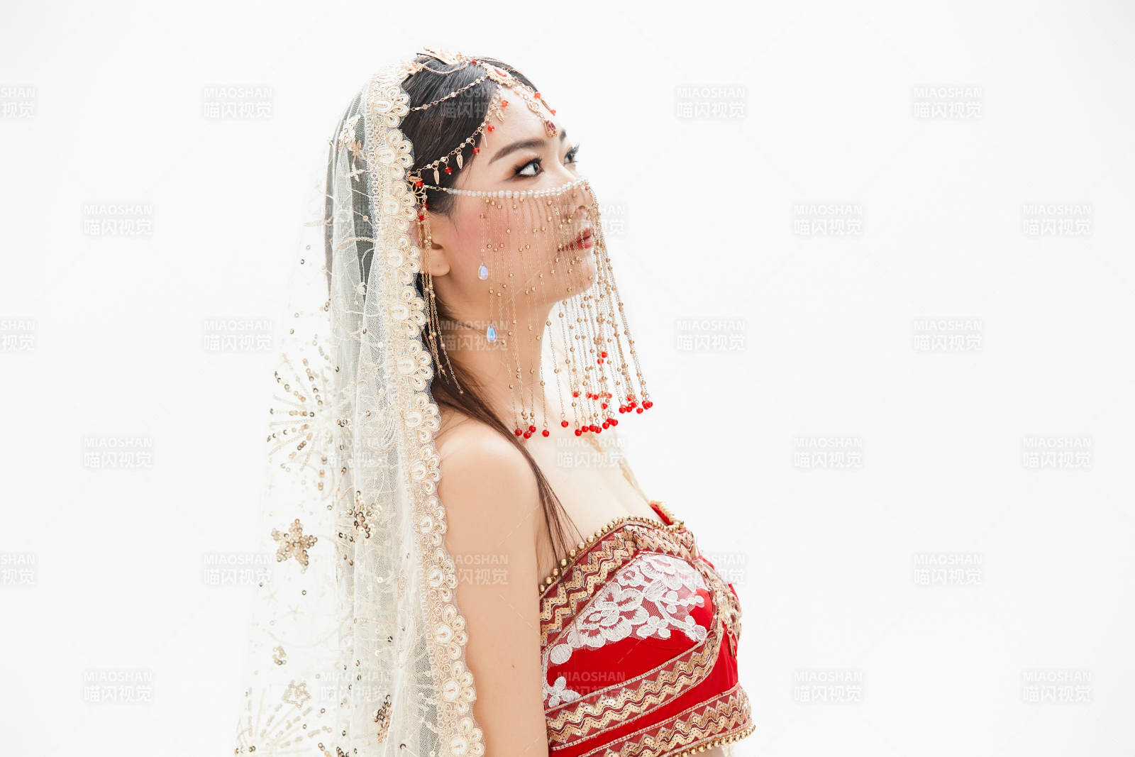 穿著印度傳統風格服飾的肚皮舞演員