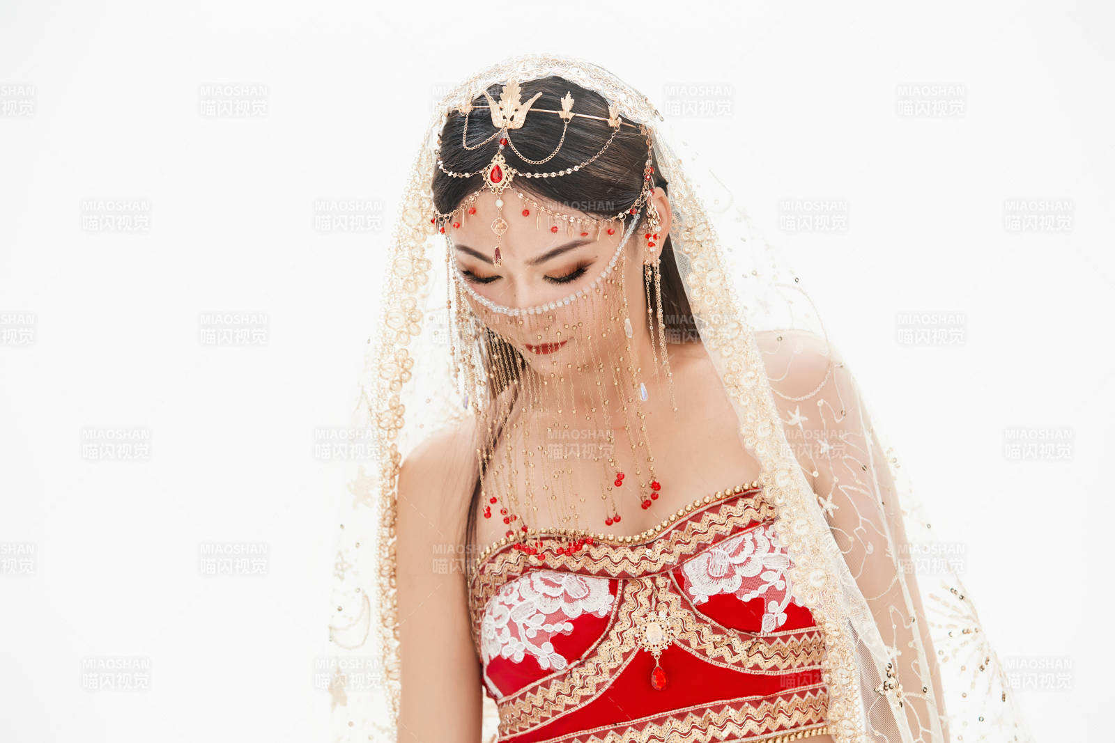 穿著印度傳統風格服飾的肚皮舞演員