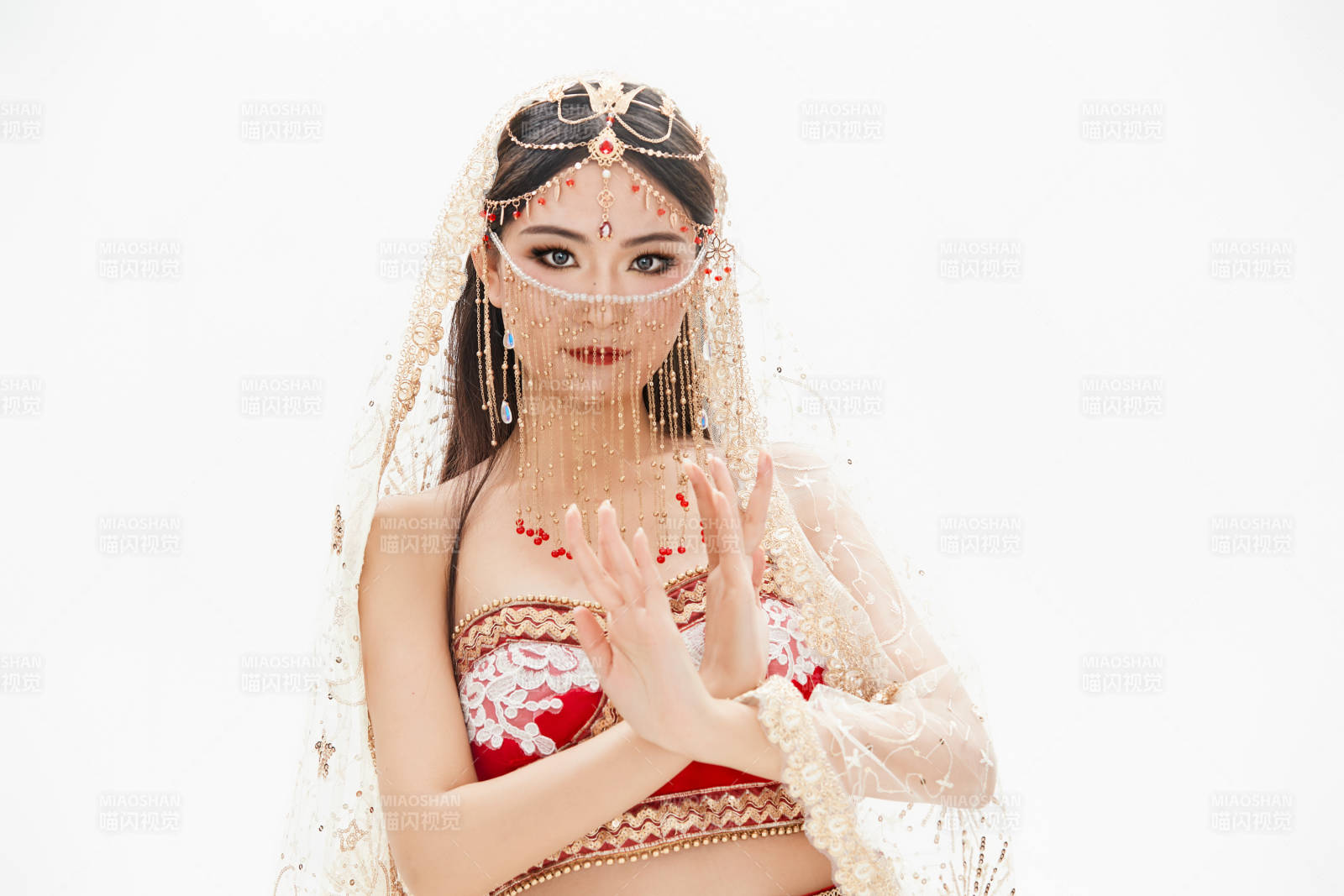 穿著印度傳統風格服飾的肚皮舞演員