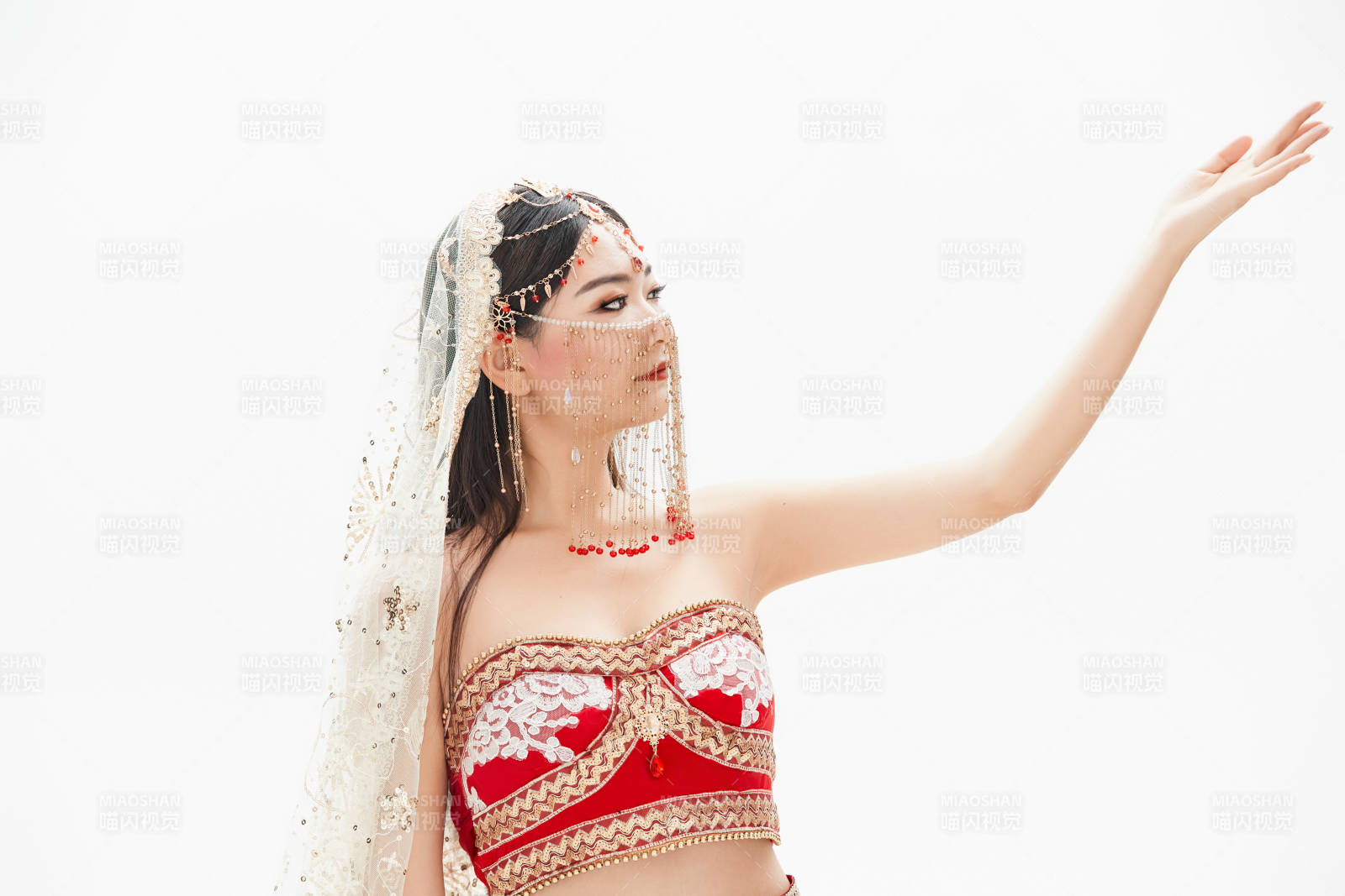 穿著印度傳統(tǒng)風(fēng)格服飾的肚皮舞演員