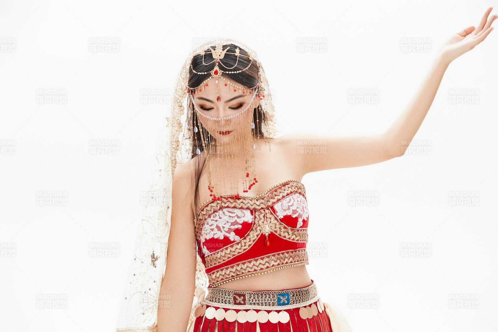 穿著印度傳統(tǒng)風(fēng)格服飾的肚皮舞演員