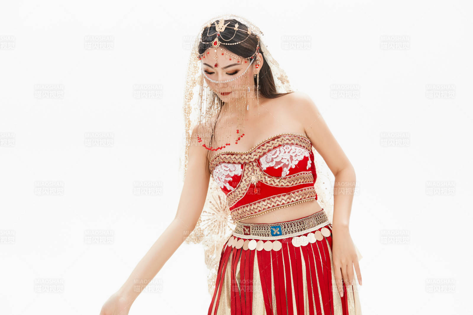 穿著印度傳統風格服飾的肚皮舞演員