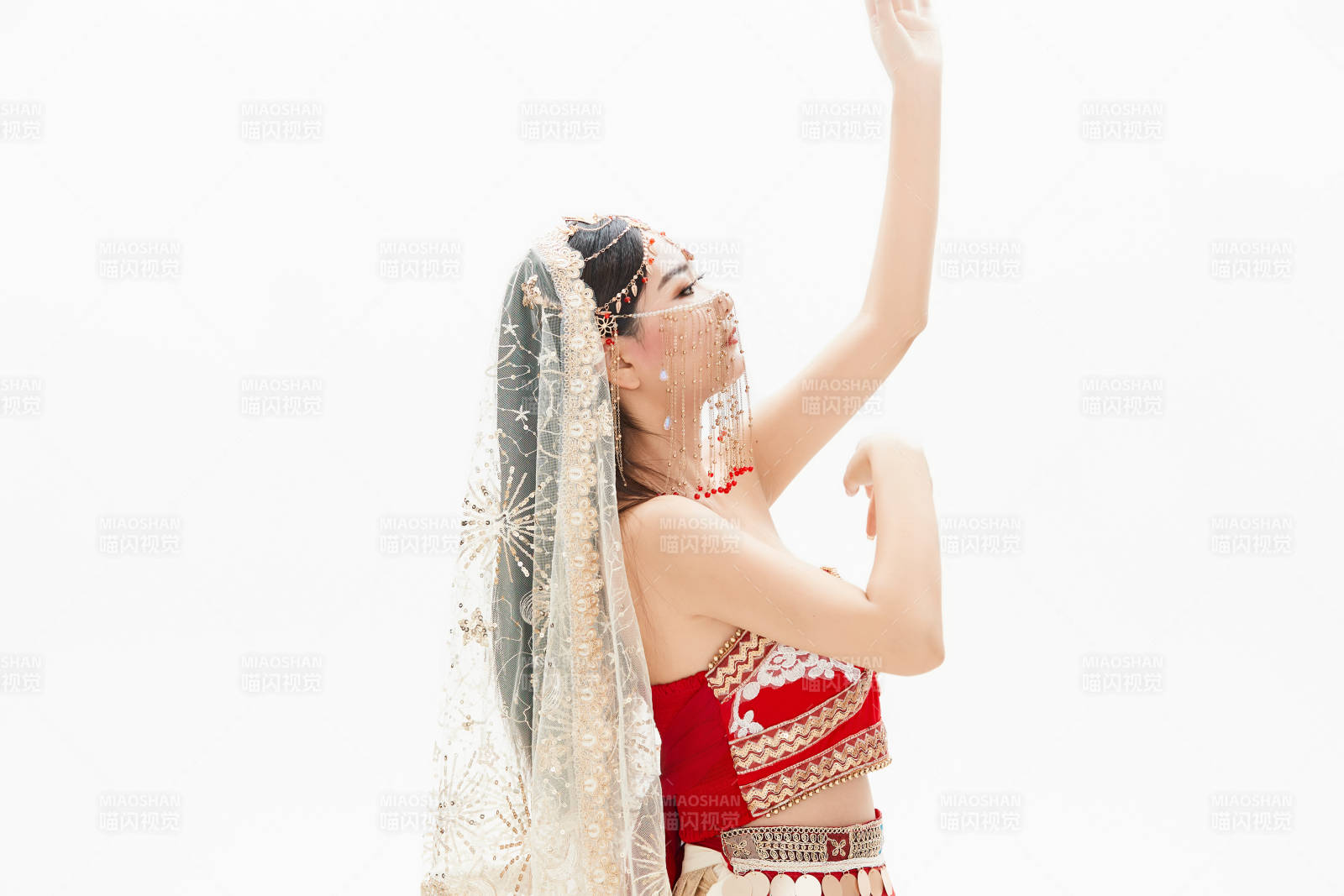 穿著印度傳統(tǒng)風(fēng)格服飾的肚皮舞演員