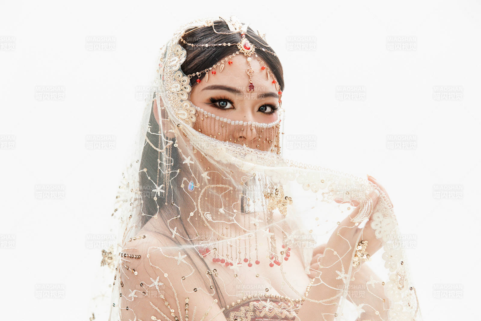 穿著印度傳統風格服飾的肚皮舞演員