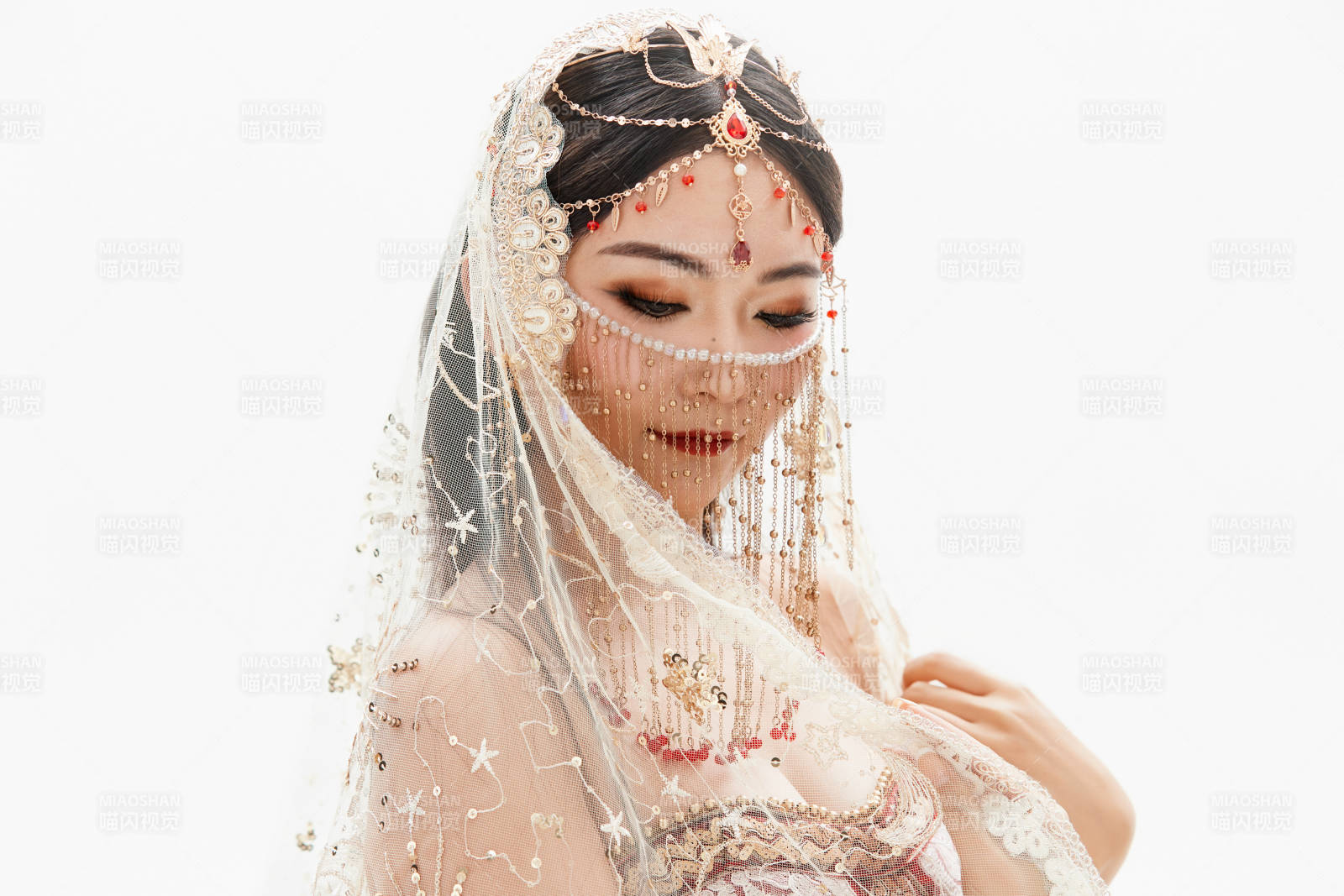 穿著印度傳統風格服飾的肚皮舞演員