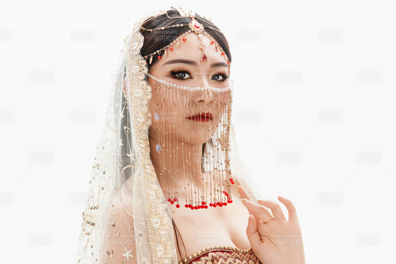 穿著印度傳統風格服飾的肚皮舞演員