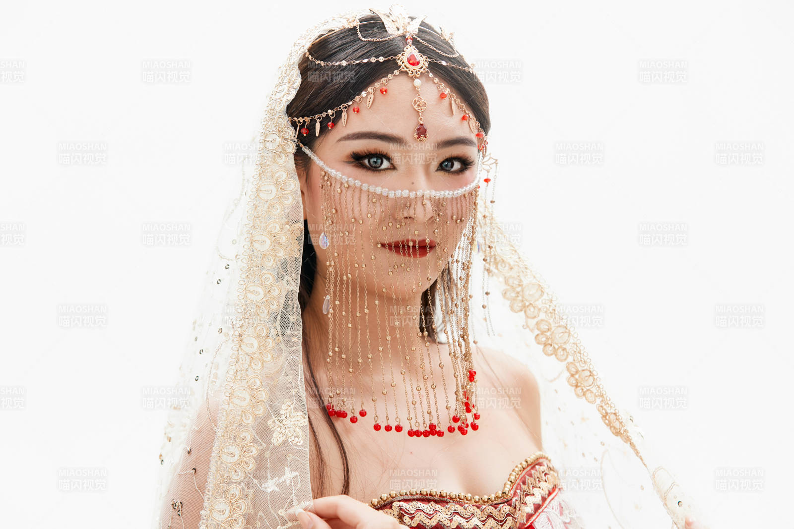 穿著印度傳統風格服飾的肚皮舞演員