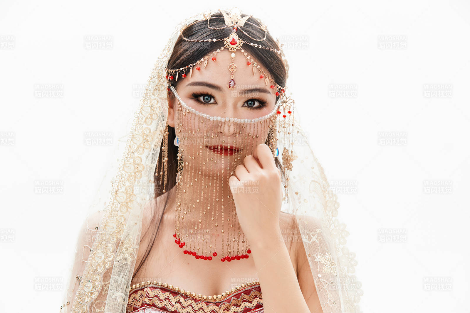 穿著印度傳統(tǒng)風(fēng)格服飾的肚皮舞演員