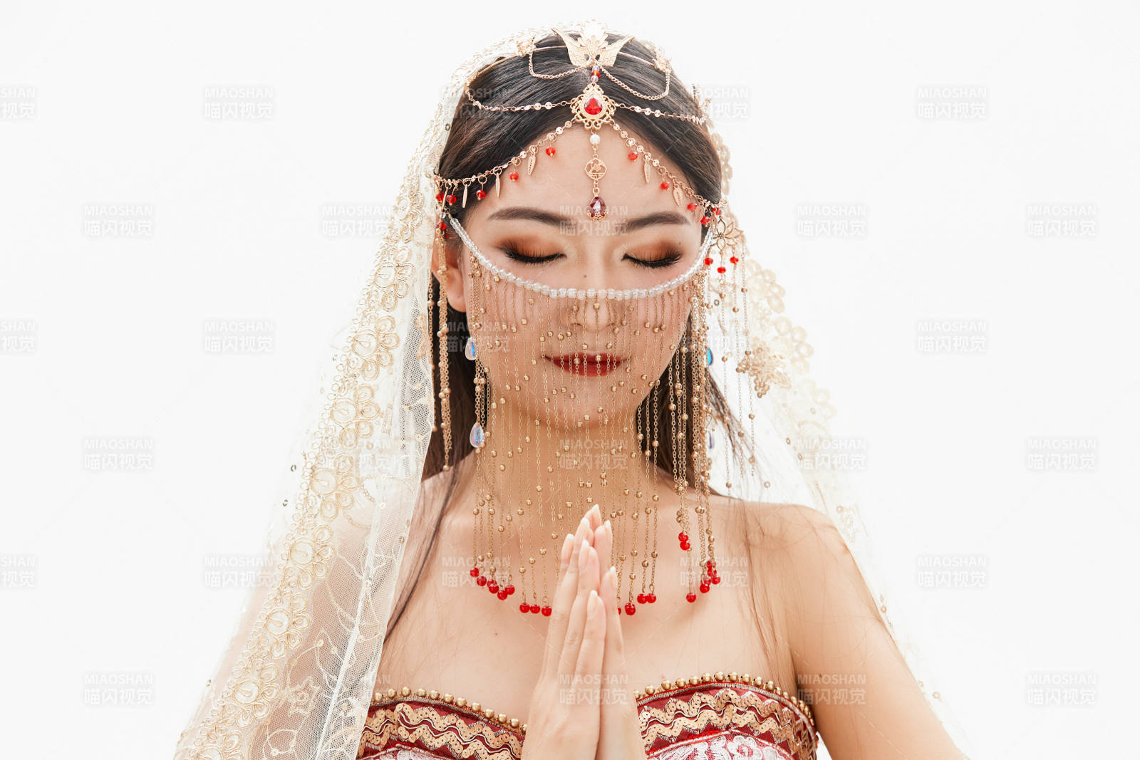 穿著印度傳統風格服飾的肚皮舞演員