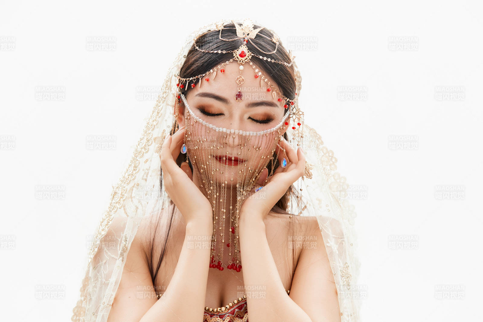 穿著印度傳統(tǒng)風(fēng)格服飾的肚皮舞演員