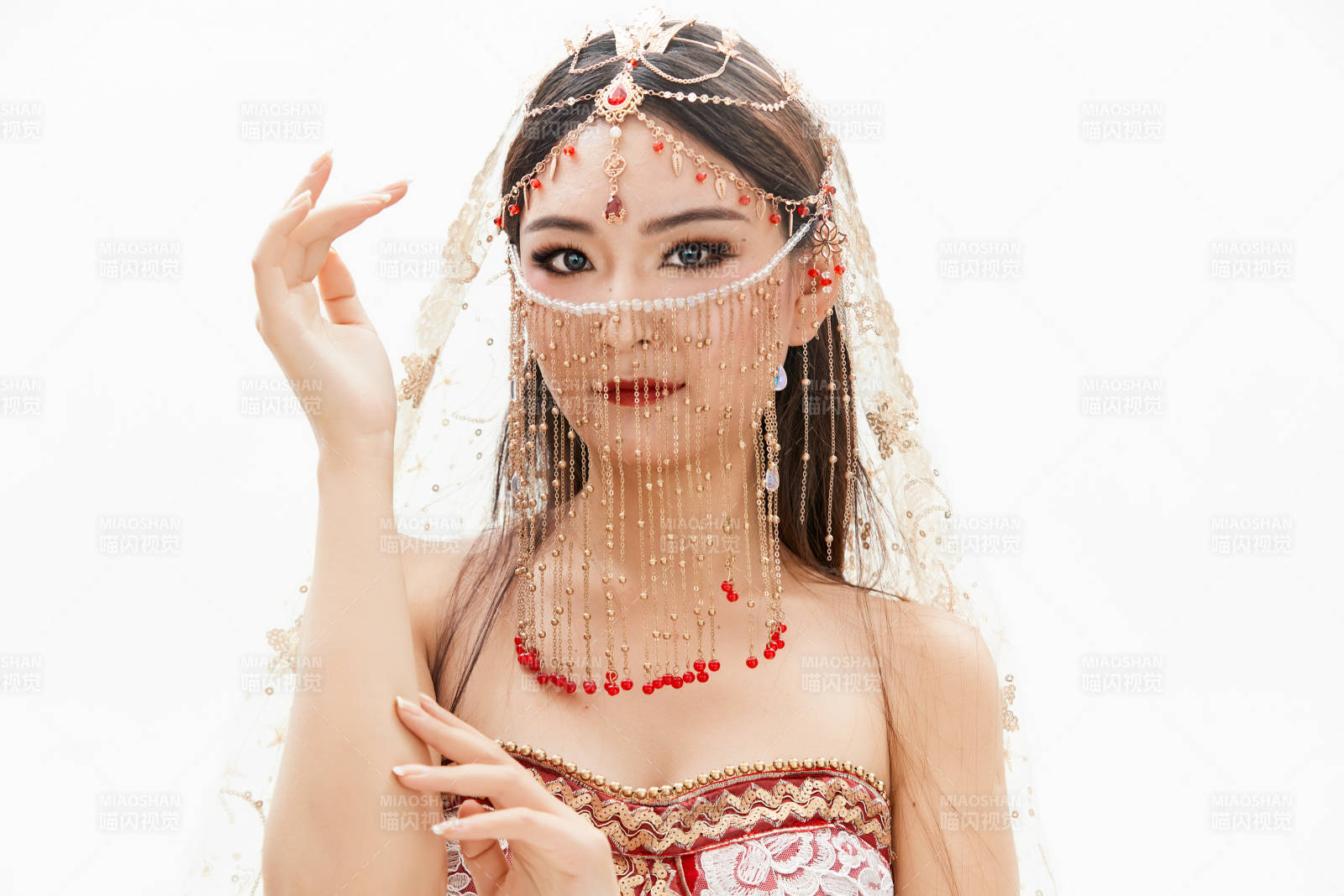 穿著印度傳統(tǒng)風(fēng)格服飾的肚皮舞演員