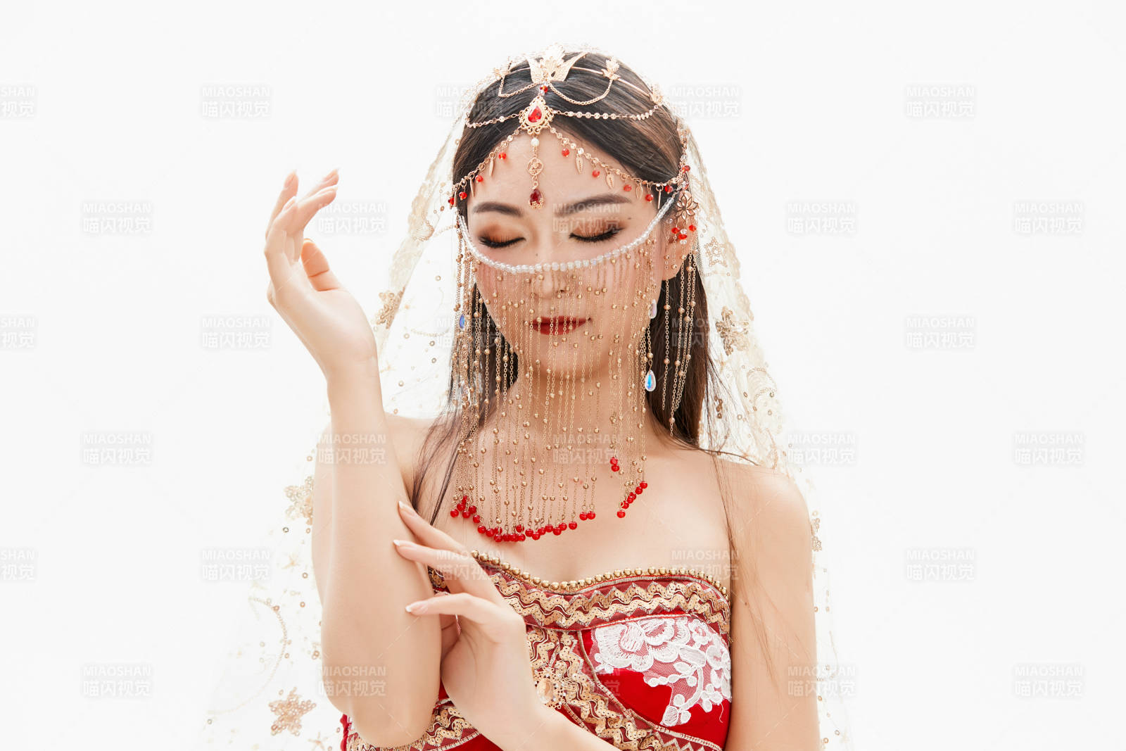 穿著印度傳統風格服飾的肚皮舞演員