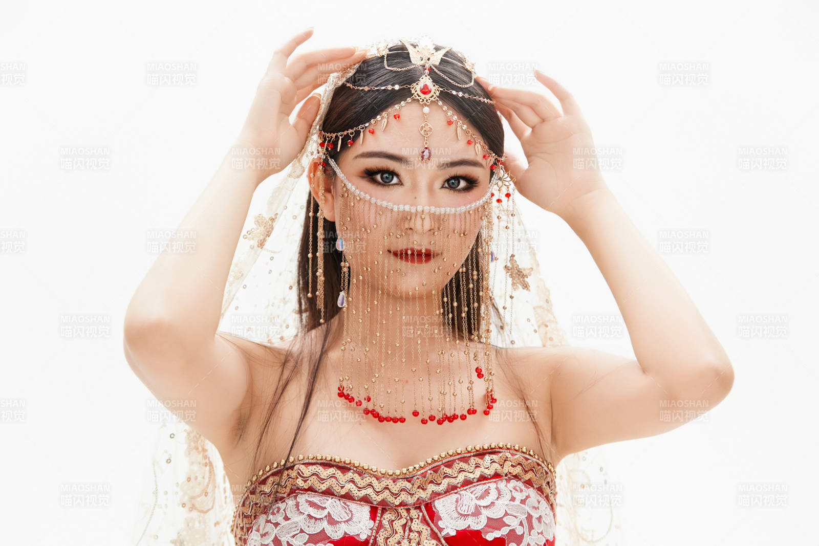 穿著印度傳統風格服飾的肚皮舞演員