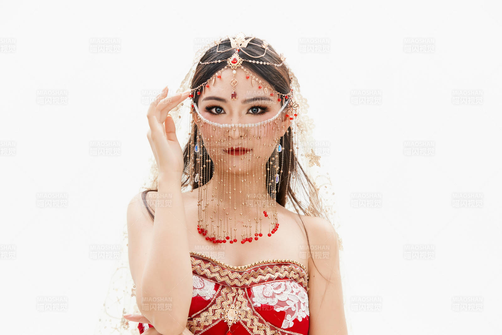 穿著印度傳統風格服飾的肚皮舞演員